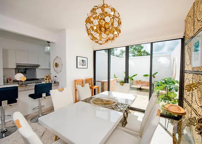 Charming & Comfortable House, 15 Min To Downtown Playa del Carmen