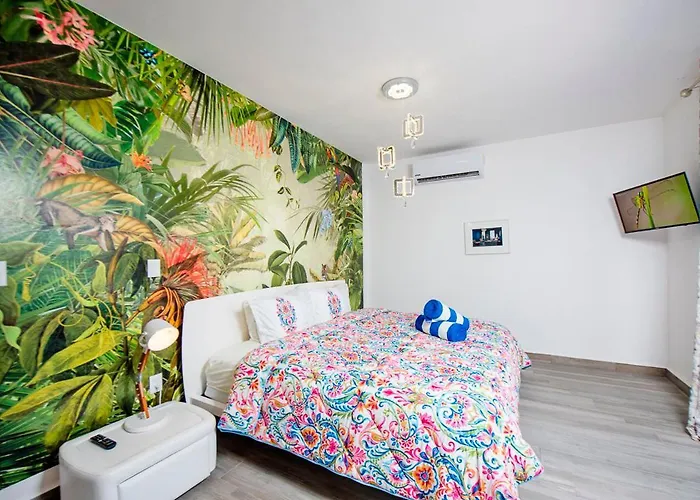 Charming & Comfortable House, 15 Min To Downtown Holiday home