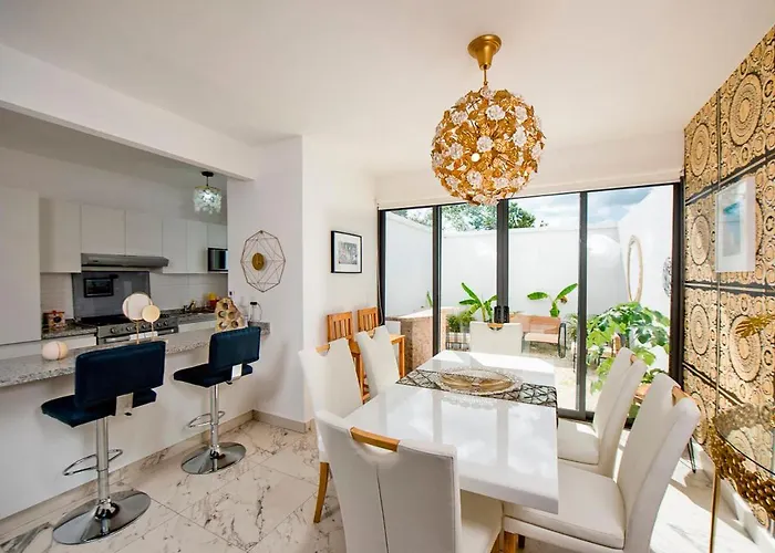 Charming & Comfortable House, 15 Min To Downtown *
