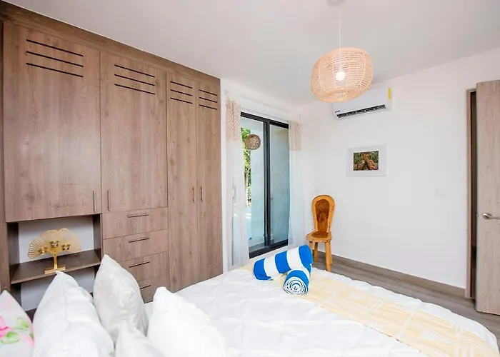 Charming & Comfortable House, 15 Min To Downtown Holiday home *