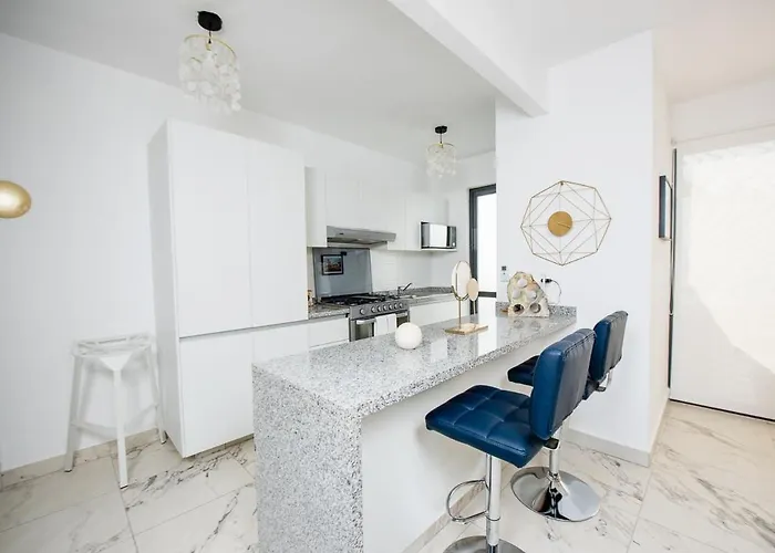 Charming & Comfortable House, 15 Min To Downtown Holiday home